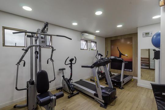 Apartamento mobiliado com 3 quartos, varanda e piscina no condomínio, ideal para comprar. — Área comum - Academia