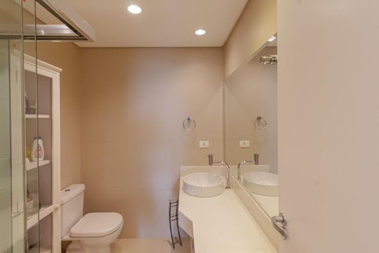 Apartamento mobiliado com 3 quartos, varanda e piscina no condomínio, ideal para comprar. — Banheiro