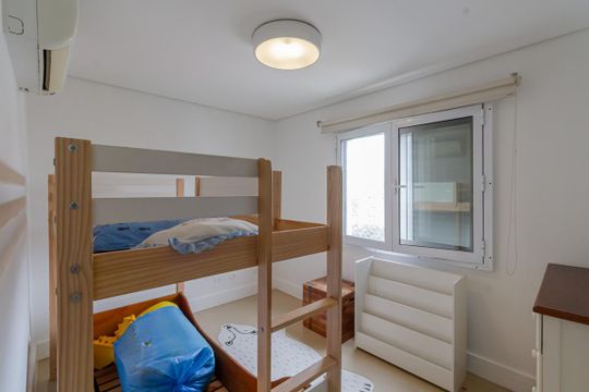 Apartamento mobiliado com 3 quartos, varanda e piscina no condomínio, ideal para comprar. — Suíte 2
