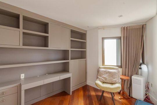 Apartamento mobiliado com 3 quartos, varanda e piscina no condomínio, ideal para comprar. — Escritório