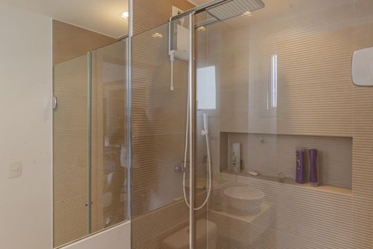 Apartamento mobiliado com 3 quartos, varanda e piscina no condomínio, ideal para comprar. — Banheiro 2