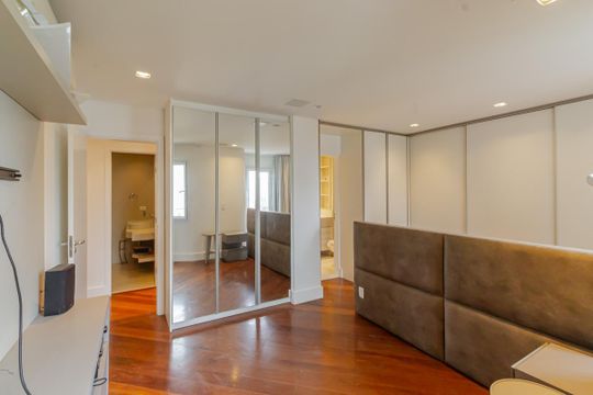 Apartamento mobiliado com 3 quartos, varanda e piscina no condomínio, ideal para comprar. — Suíte 1