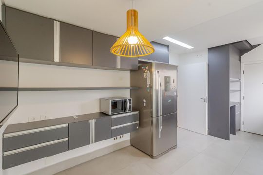 Apartamento mobiliado com 3 quartos, varanda e piscina no condomínio, ideal para comprar. — Cozinha