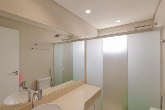 Apartamento mobiliado com 3 quartos, varanda e piscina no condomínio, ideal para comprar. — Banheiro da Suíte 2