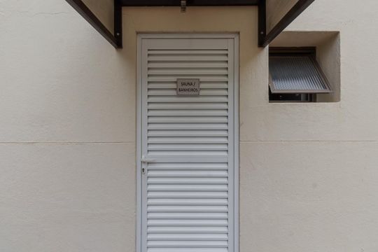 Apartamento mobiliado com 3 quartos, varanda e piscina no condomínio, ideal para comprar. — Área Comum - Sauna