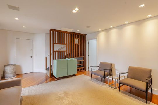 Apartamento mobiliado com 3 quartos, varanda e piscina no condomínio, ideal para comprar. — Sala