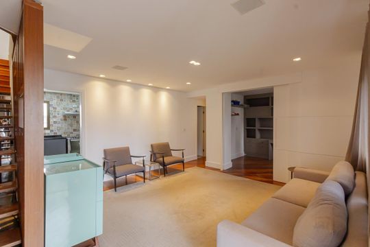 Apartamento mobiliado com 3 quartos, varanda e piscina no condomínio, ideal para comprar. — Sala