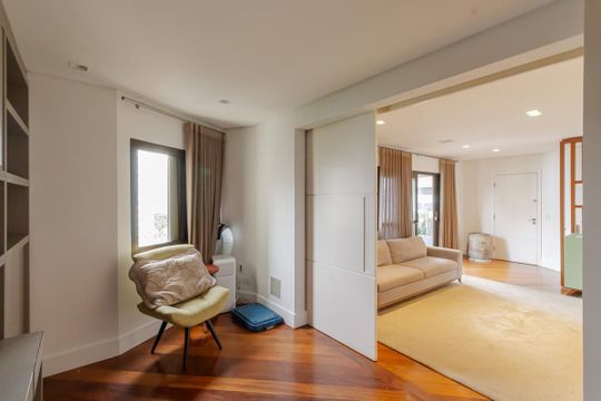 Apartamento mobiliado com 3 quartos, varanda e piscina no condomínio, ideal para comprar. — Escritório