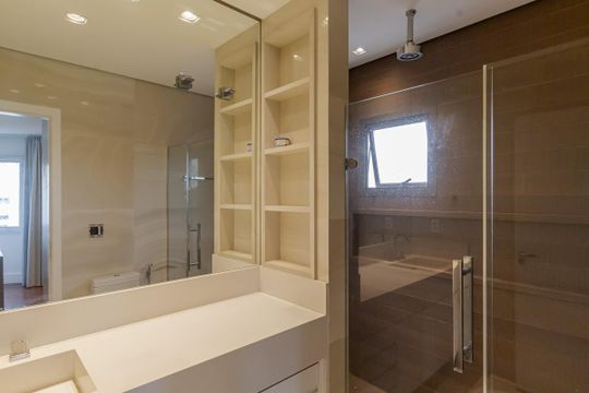 Apartamento mobiliado com 3 quartos, varanda e piscina no condomínio, ideal para comprar. — Banheiro da Suíte 1