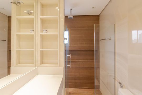Apartamento mobiliado com 3 quartos, varanda e piscina no condomínio, ideal para comprar. — Banheiro da Suíte 1