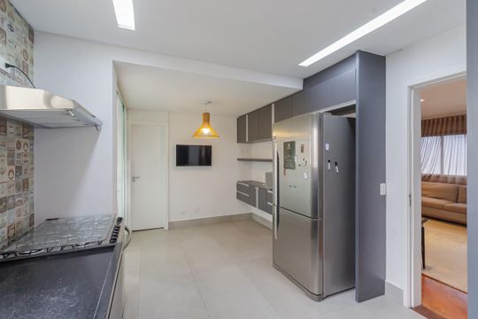 Apartamento mobiliado com 3 quartos, varanda e piscina no condomínio, ideal para comprar. — Cozinha