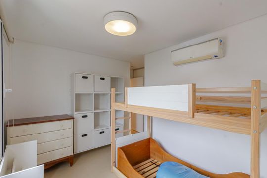 Apartamento mobiliado com 3 quartos, varanda e piscina no condomínio, ideal para comprar. — Suíte 2