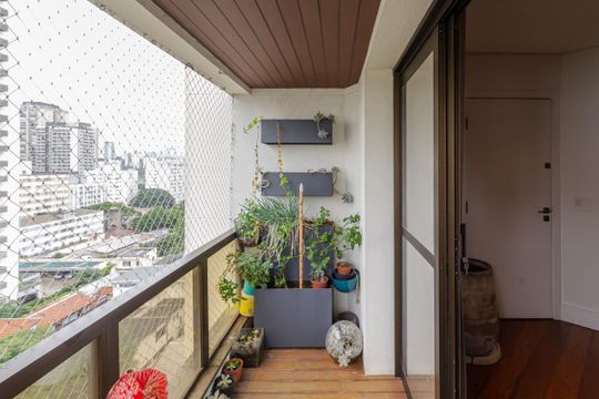Apartamento mobiliado com 3 quartos, varanda e piscina no condomínio, ideal para comprar. — Sacada