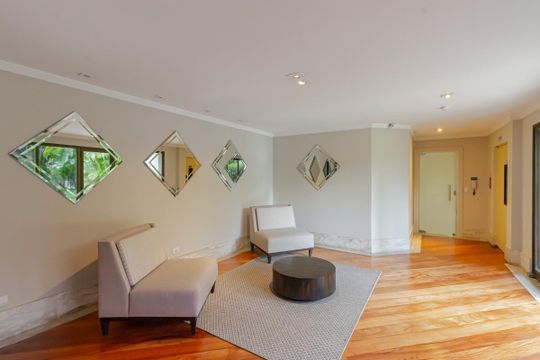 Apartamento mobiliado com 3 quartos, varanda e piscina no condomínio, ideal para comprar. — Área Comum - Hall Social
