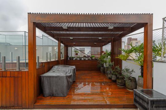 Apartamento mobiliado com 3 quartos, varanda e piscina no condomínio, ideal para comprar. — Piscina Privativa