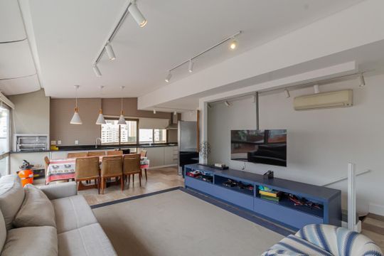 Apartamento mobiliado com 3 quartos, varanda e piscina no condomínio, ideal para comprar. — Área gourmet