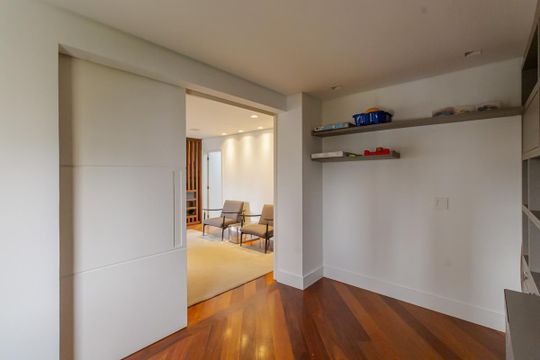 Apartamento mobiliado com 3 quartos, varanda e piscina no condomínio, ideal para comprar. — Escritório