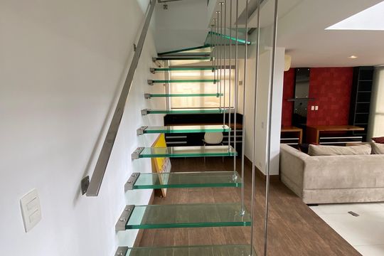 Apartamento mobiliado para comprar: 2 suítes e conforto absoluto. — Escada