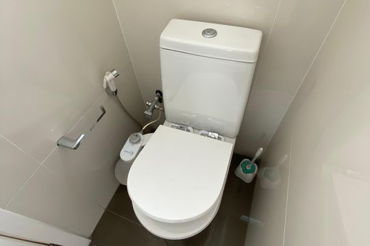 Apartamento mobiliado para comprar: 2 suítes e conforto absoluto. — Banheiro da Suíte 1