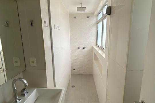 Apartamento mobiliado para comprar: 2 suítes e conforto absoluto. — Banheiro da Suíte 2