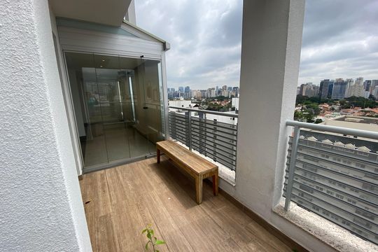 Apartamento mobiliado para comprar: 2 suítes e conforto absoluto. — Varanda da cozinha