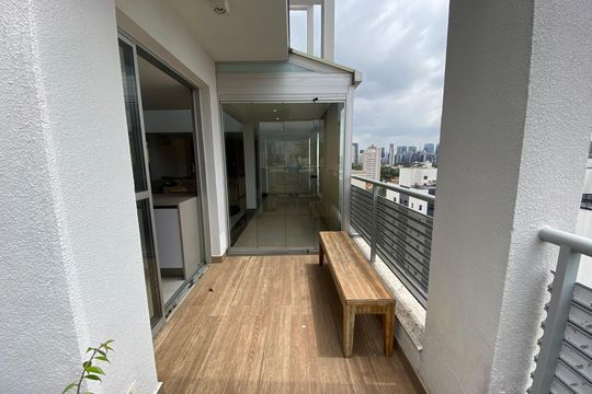 Apartamento mobiliado para comprar: 2 suítes e conforto absoluto. — Varanda da cozinha
