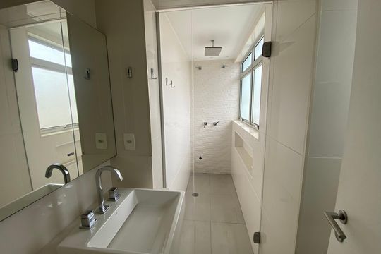 Apartamento mobiliado para comprar: 2 suítes e conforto absoluto. — Banheiro da Suíte 2