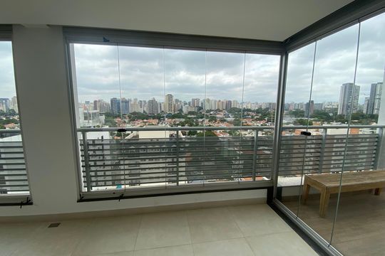 Apartamento mobiliado para comprar: 2 suítes e conforto absoluto. — Varanda