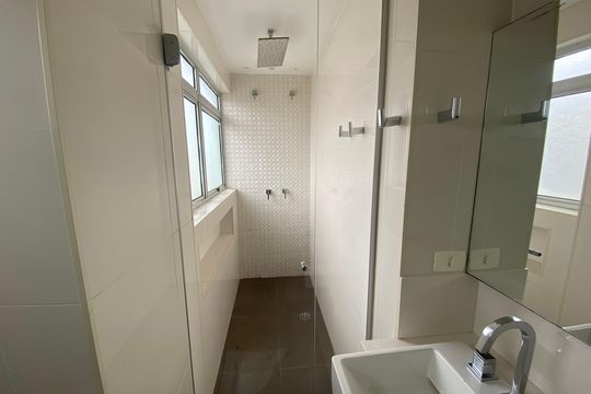 Apartamento mobiliado para comprar: 2 suítes e conforto absoluto. — Banheiro da Suíte 1