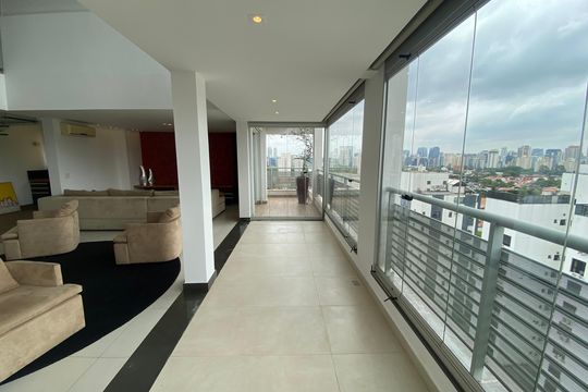 Apartamento mobiliado para comprar: 2 suítes e conforto absoluto. — Varanda