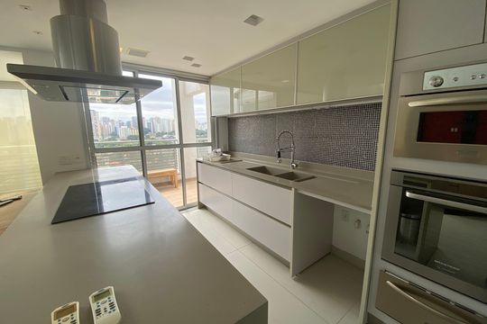 Apartamento mobiliado para comprar: 2 suítes e conforto absoluto. — Cozinha
