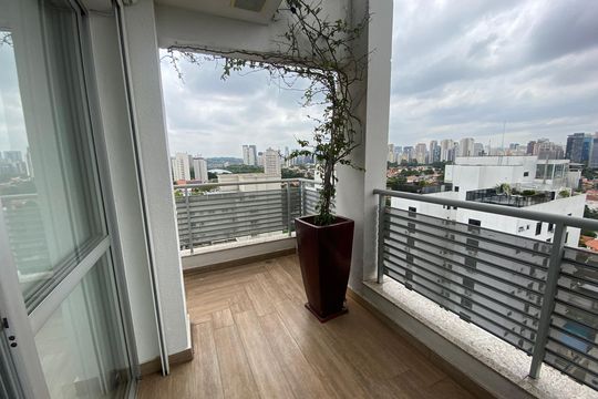 Apartamento mobiliado para comprar: 2 suítes e conforto absoluto. — Varanda da Sala