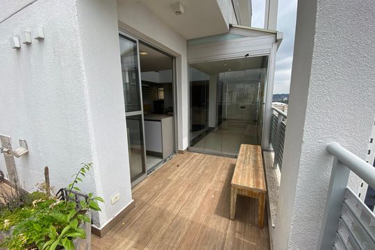Apartamento mobiliado para comprar: 2 suítes e conforto absoluto. — Varanda da cozinha
