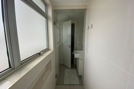 Apartamento mobiliado para comprar: 2 suítes e conforto absoluto. — Banheiro da Suíte 2
