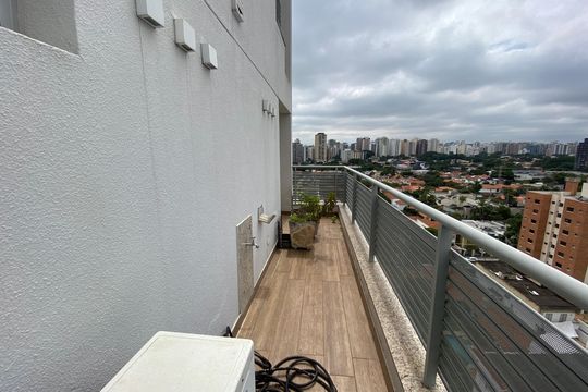 Apartamento mobiliado para comprar: 2 suítes e conforto absoluto. — Varanda da cozinha