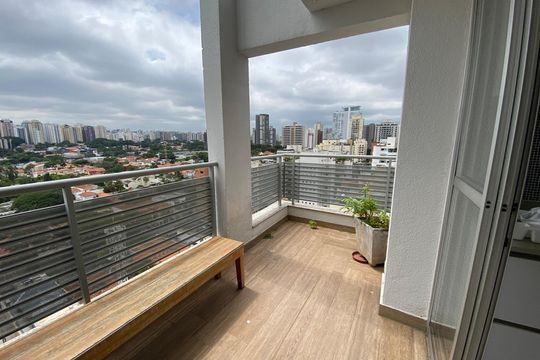 Apartamento mobiliado para comprar: 2 suítes e conforto absoluto. — Varanda da cozinha