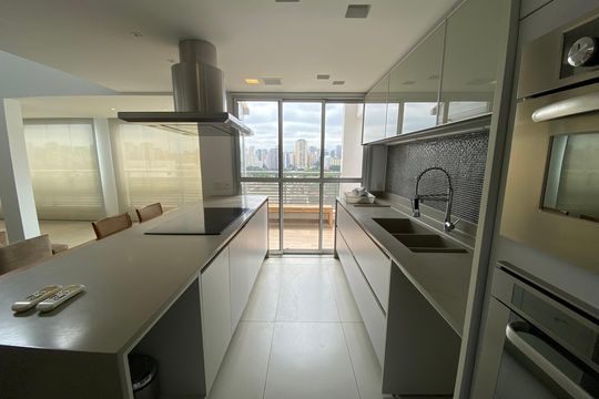 Apartamento mobiliado para comprar: 2 suítes e conforto absoluto. — Cozinha