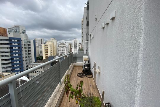 Apartamento mobiliado para comprar: 2 suítes e conforto absoluto. — Varanda da cozinha