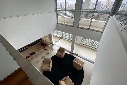 Apartamento mobiliado para comprar: 2 suítes e conforto absoluto. — Vista do segundo andar
