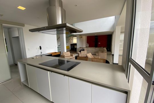 Apartamento mobiliado para comprar: 2 suítes e conforto absoluto. — Cozinha
