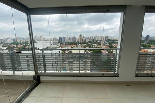 Apartamento mobiliado para comprar: 2 suítes e conforto absoluto. — Varanda 