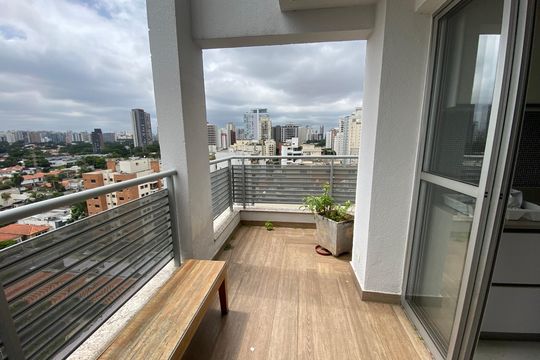Apartamento mobiliado para comprar: 2 suítes e conforto absoluto. — Varanda da cozinha