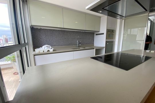 Apartamento mobiliado para comprar: 2 suítes e conforto absoluto. — Cozinha
