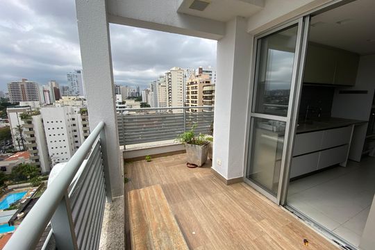 Apartamento mobiliado para comprar: 2 suítes e conforto absoluto. — Varanda da cozinha