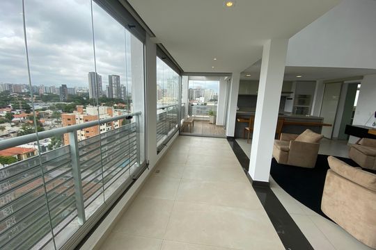 Apartamento mobiliado para comprar: 2 suítes e conforto absoluto. — Varanda 