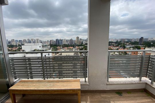 Apartamento mobiliado para comprar: 2 suítes e conforto absoluto. — Varanda da cozinha