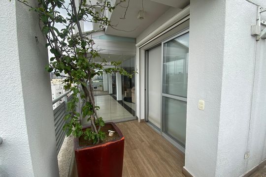 Apartamento mobiliado para comprar: 2 suítes e conforto absoluto. — Varanda da Sala