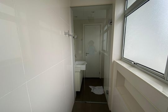 Apartamento mobiliado para comprar: 2 suítes e conforto absoluto. — Banheiro da Suíte 1