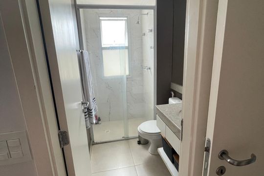 Comprar apartamento mobiliado com 2 quartos, varanda e piscina no condomínio. — Banheiro