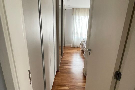 Comprar apartamento mobiliado com 2 quartos, varanda e piscina no condomínio. — Sala